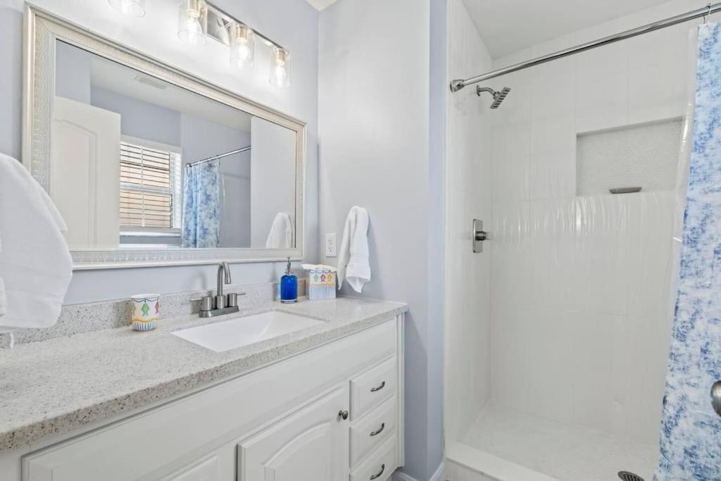 Fully Equipped Paradise! Walk To Beach! Apartment