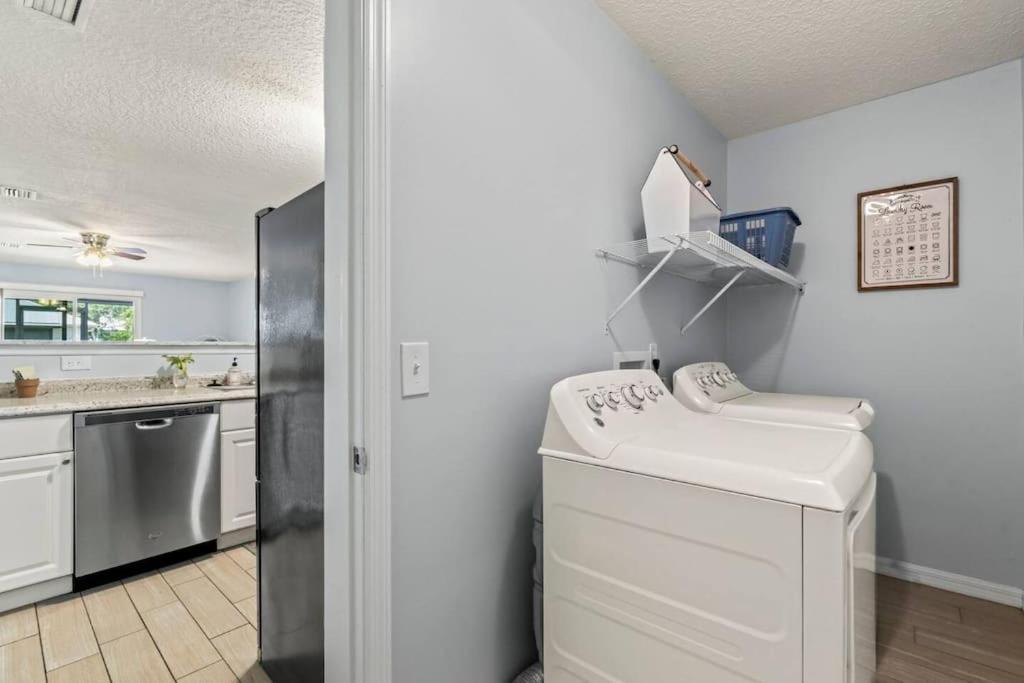 Fully Equipped Paradise! Walk To Beach!