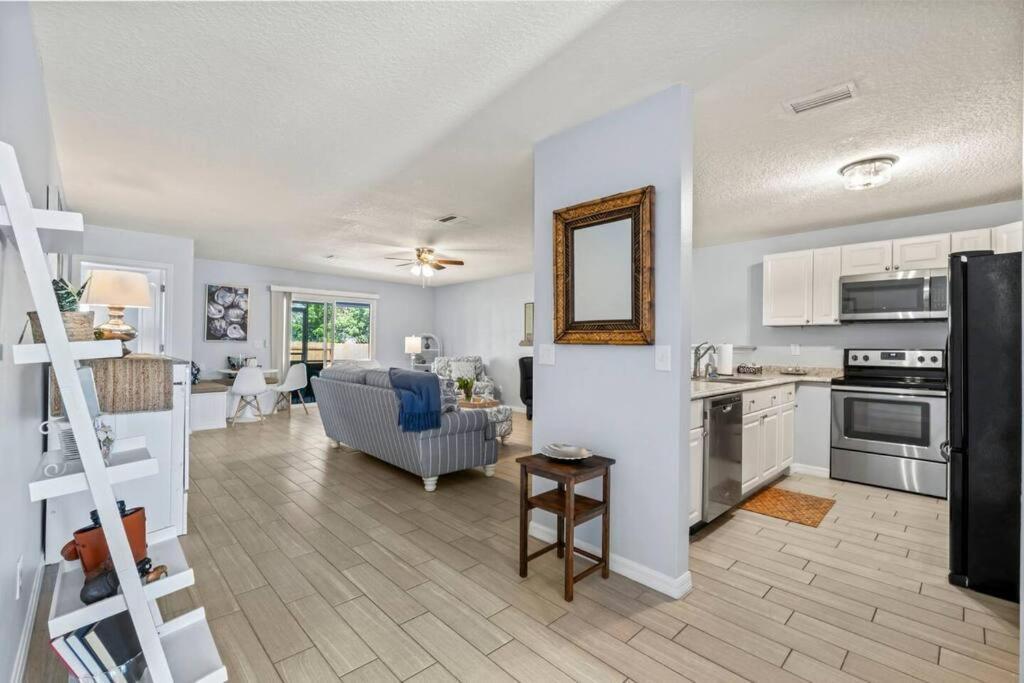 Fully Equipped Paradise! Walk To Beach! *